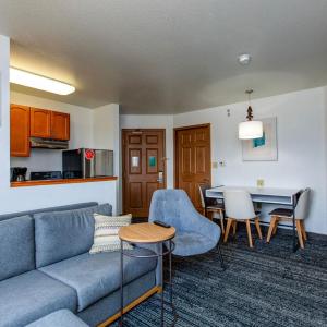 Two-Bedroom Queen Suite