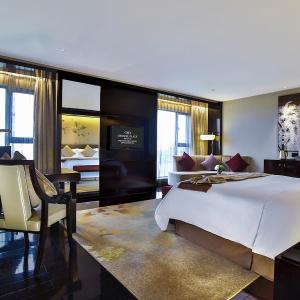 One-Bedroom Suite with Living and Dining Area