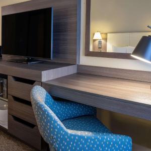 Queen Room with Mobility Access/Non-Smoking