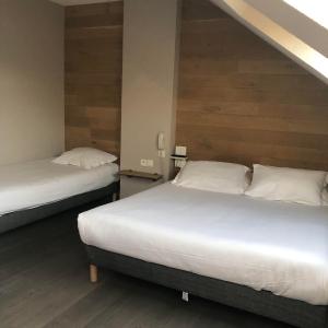 Family Room with One Queen Bed and Two Single Beds - Non-Smoking 
