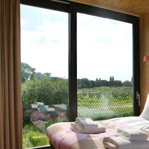 Chalet with two bedrooms and hot tub - The Lighthouse