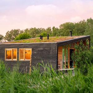 Two-Bedroom Bungalow with Hot Tub - Village Hideaway (700m from the park)