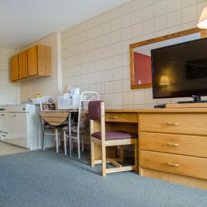 Queen Room with Kitchen- Non-Smoking