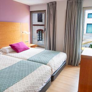 2 Single Beds