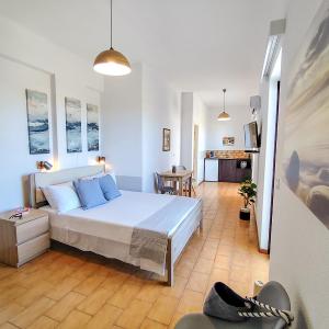 Deluxe Double Room with Side Sea View