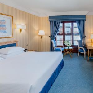 Deluxe Room Partial Kaaba View with One King Bed