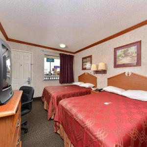 Queen Room with Two Queen Beds - Smoking
