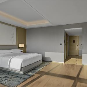 Deluxe King Room with City View
