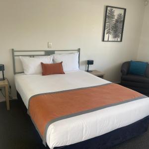 Deluxe Two-Bedroom Apartment with Garden View