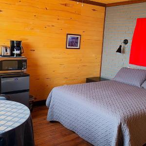  Queen Room with Kitchenette