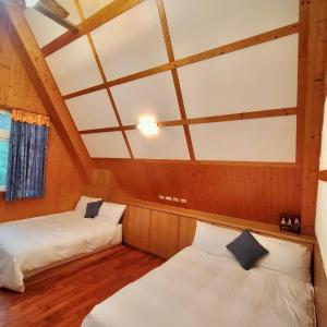 Standard Twin Room with Mountain View