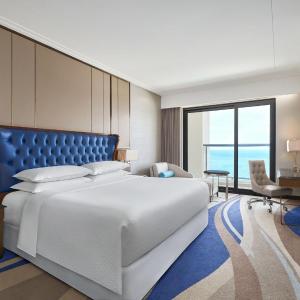 Panoramic Deluxe King, Guest room, 1 King, Ocean view, High floor, Balcony, Bathtub