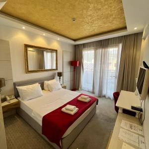 Deluxe Double Room with Balcony and Sea View