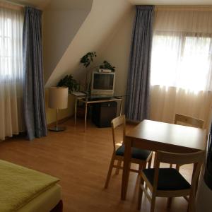 Family Room (3 - 4 Adults)