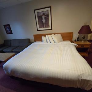 King Room - Hallway Pool Access/Non-Smoking