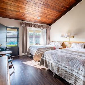 Classic Room - Two Double Beds with Wood Floor