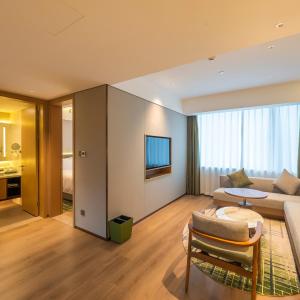 One-Bedroom Executive King Suite - Element Suite