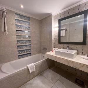 Signature Pool Suite Sea View