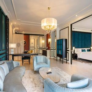 Suite with Mountain View