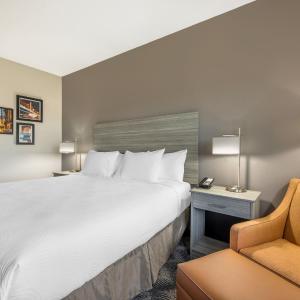 1 King Bed, Nonsmoking, Accessible, Interior Hall