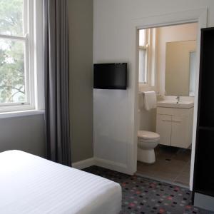 Queen Room, Ensuite