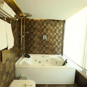 Deluxe King Suite