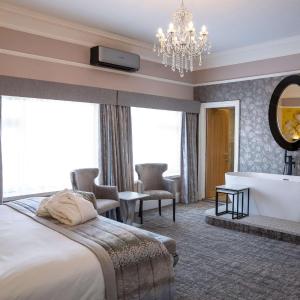 King Suite with In-Room Bath Tub - Non-Smoking
