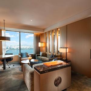 Deluxe Corner King Suite with River View