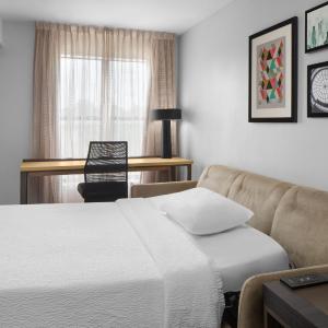 One-Bedroom Queen Suite with Sofa Bed and Adapted Tub - Mobility and Hearing Accessible