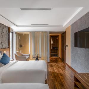 Premier Twin City View, Free Daily Minibar