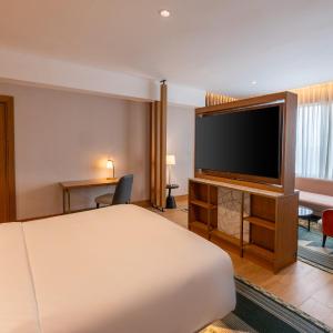 Deluxe King Room - Club Access