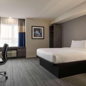 Queen Room with Mobility/Hearing Access and Roll-In Shower, Non-Smoking