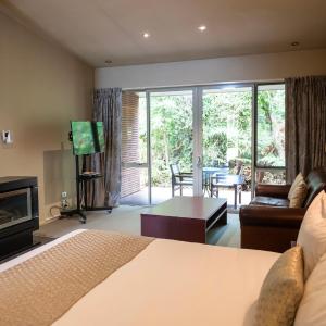 Deluxe King Studio with Fireplace