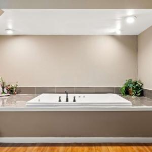 King Suite with Jetted Tub