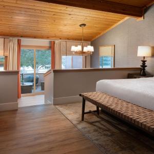 Creekside King Suite with Sofa Bed