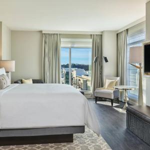 Guest room, 1 King, Corner room