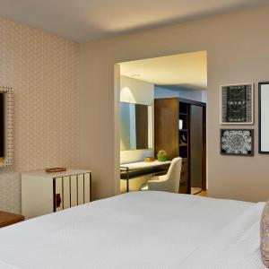 Executive Larger King Room with Adapted Tub - Mobility Accessible