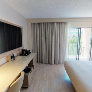 King Room with City View and Balcony - Concierge Level