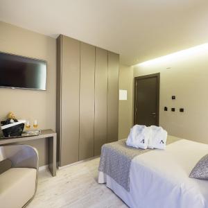 Queen Room with Pool View
