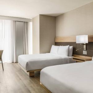 Queen Room with Two Queen Beds, High Floor and Bathtub - Mobility Access