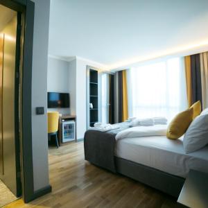 Transparent Room 