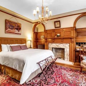 Deluxe King Suite