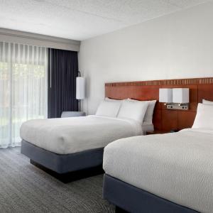 Queen Room with Two Queen Beds - Hearing Accessible