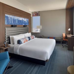 Ultra Savvy Suite, 1 King, Sofa bed
