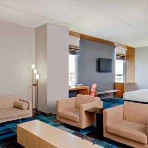 Larger King Studio with Transfer Shower - Mobility Access/Hearing Accessible
