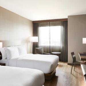 Queen Room with Two Queen Beds and Transfer Shower - Mobility Access