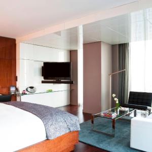 O'Keefe, Guest room, 1 King (Mobility/Hearing Accessible, Roll-in Shower) 