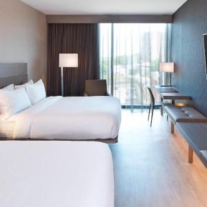 Queen Room with Two Queen Beds and Bathtub - Mobility Access