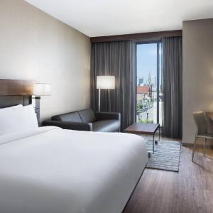 King Room with City View and Bathtub - Mobility Access