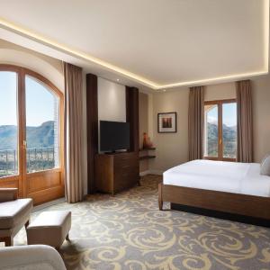 Balcony Deluxe Suite King Room with View